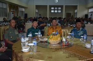 Gubernur, Wagub, Kapolda dan danrem saat berbuka puasa akhir pekan silam.