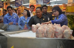 Wagub Djouhari Kansil, Kepala Cabang BI dan pejabat terkait turun langsung memantau ketersediaan bahan makanan dan harga jelang Ramadhan.