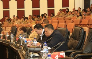 Anggota DPRD yang mengikuti sidang Paripurna.