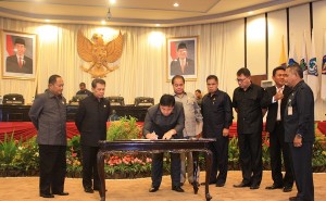 Penandatanganan hasil pembahasan tim Pansus Pajak oleh Ketua DPRD Sulut Steven Kandouw