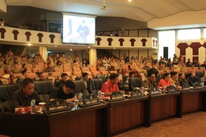 Anggota DPRD Sulut di sidang paripurna