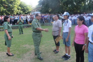 Sekretaris Kota Bitung Drs. Edison Humiang, M.Si saat memimpin apel Pencanangan Mengantarkan Anak Sekolah di SMKN II Bitung, 