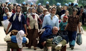 Warga Muslim di Srebrenica mengungsi (Foto: Reuters).