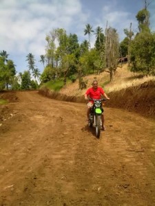 Bupati Minahasa Drs Jantje Wowiling Sajow MSi Ketika ke kebun naik motor.