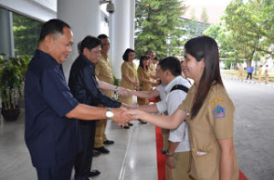 Wakil Gubernur Sulut DR Djouhari Kansil bersama Sekretaris Daerah Provinsi Sulut Ir Siswa R Mokodongan, berbaur dan berjabat tangan bersama Pegawai Negeri Sipil (PNS) dan tenaga harian lepas yang berkantor di Kantor Gubernur Sulut Rabu (22/7).