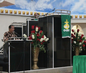 Wakil Walikota Bitung M. J. Lomban, SE, M.Si didampingi Ny. Khouni Lomban Rawung bersama Anggota DPRD Kota Bitung Alexander Wenas dan Anggota DPRD Propinsi Sulut Nori Supit menghadiri Perayaan Hari Ulang Tahun ke-94 serta Pentahbisan Gedung GMIM Imanuel Sagerat. 