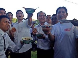 Ai dan JA makan bakso rame-rame dengan tim dan warga usai mendaftar di KPU (ist)