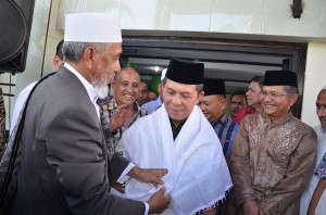 Gubernur SH Sarundajang saat dijamu Imam Masjid Istiqlal Manado