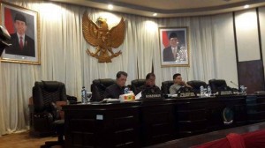 Pimpinan Sidang Paripurna Stevanus Vreeke Runtu didampingi Marthen Imanuel Manopo, bersama Gubernur Sh Sarundajang