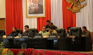 Pimpinan DPRD Sulut bersama Wagub Djouhari Kansil saat Sidang Paripurna penetapan Ranperda pertanggungjawaban pelaksanaan APBD TA 2014 jadi Perda