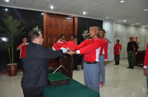 Parengkuan Periksa Bendera Merah Putih.