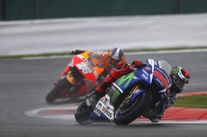 Jorge Lorenzo mengaspal di trek Silverstone yang basah (foto: crash.net)