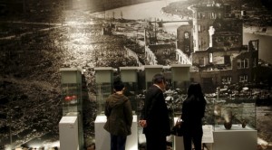 Pengunjung Hiroshima PEace Memorial Museum di Hiroshima melihat benda-benda yang hancur akibat bom atom 70 tahun lalu. (Foto: Reuters)