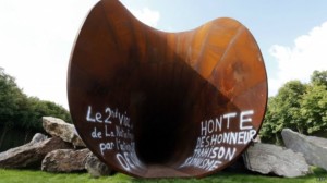 Patung berbentuk alat kelamin wanita karya Anish Kapoor dirusak (Foto: AFP)