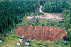 Kawah di area pertambangan Solikamsk, Ural, Rusia yang telah menelan 20 rumah. (Foto: The Siberian Times/Odnoklassniki)