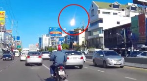 Sebuah bola api tampak di langit Bangkok, Thailand. (Foto: Porjai Jaturongkhakun/Youtube).