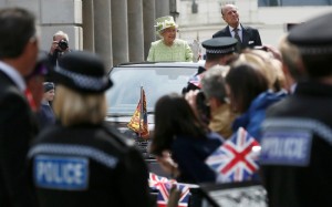 Ratu Elizabeth II "diarak" ke jalan-jalan dekat Istana Windsor dalam perayaan ulang tahun ke-90 (Foto: REUTERS)