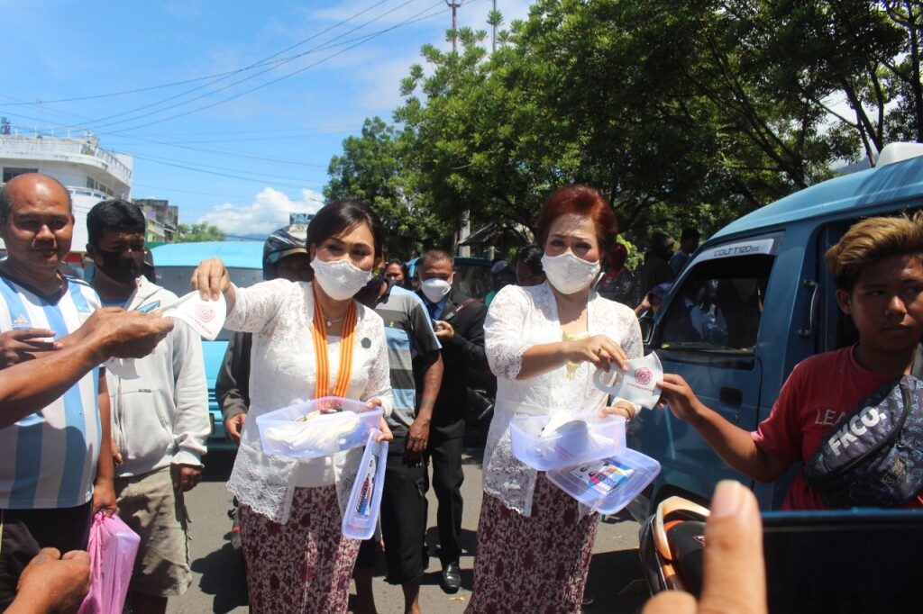 Ketua TP-PKK Kota Bitung, Khouni Lomban-Rawung membagikan masker bagi warga Kota Bitung, Senin (17/8/2020), di Pusat Kota Bitung