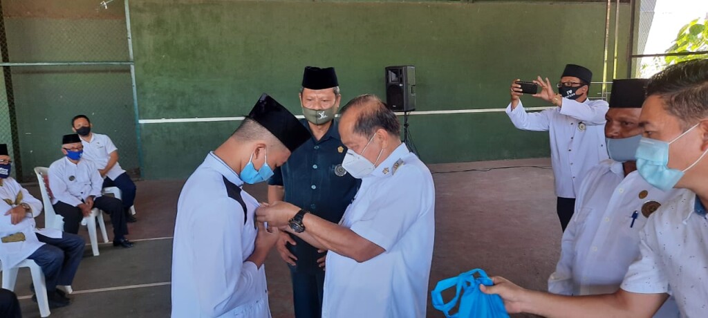 Caption : Wali Kota Bitung, Max J Lomban, menyematkan pin kepada perwakilan peserta, Selasa (19/8/2020).