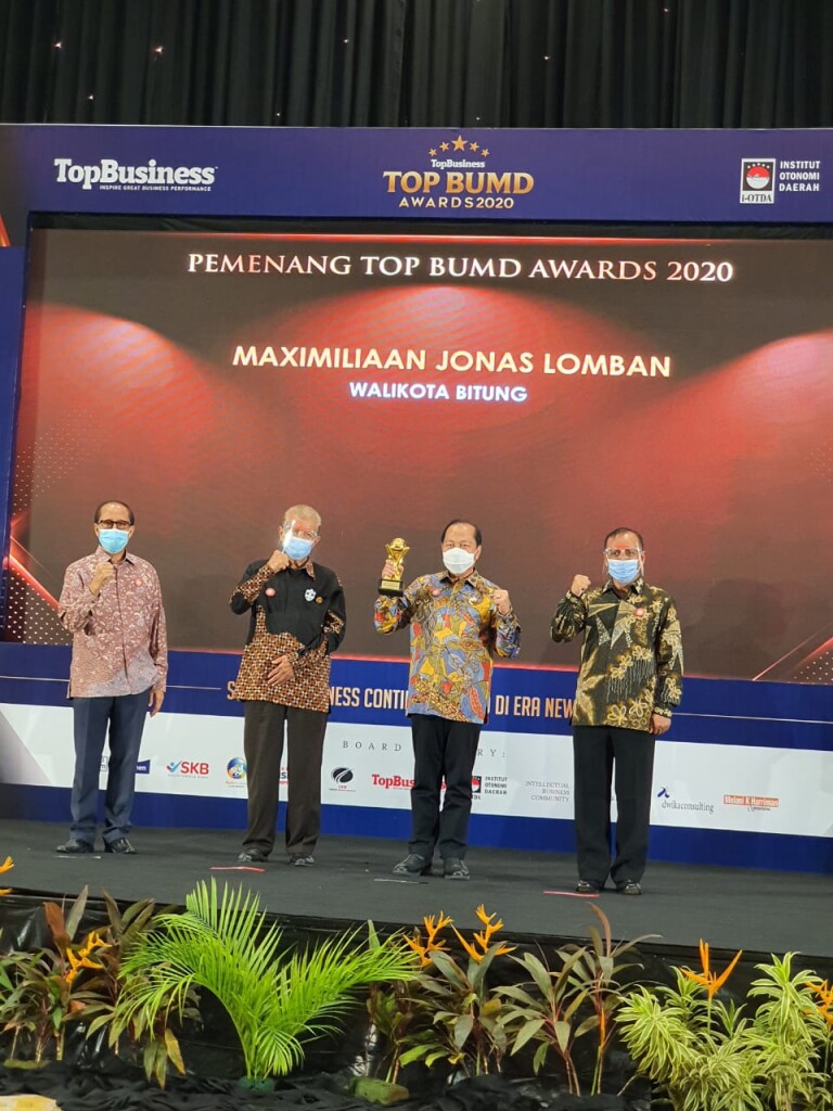 Wali Kota Bitung, Max J Lomban menerima penghargaan TOP BUMD Awards 2020