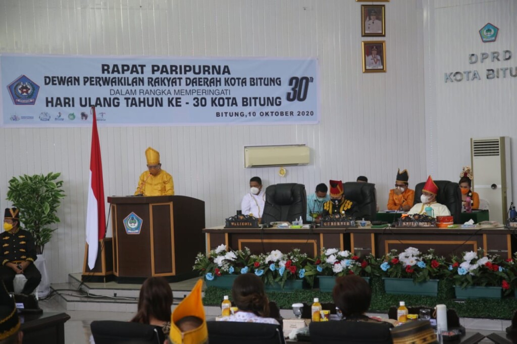 membawakan sambutan pada paripurna HUT kota Bitung