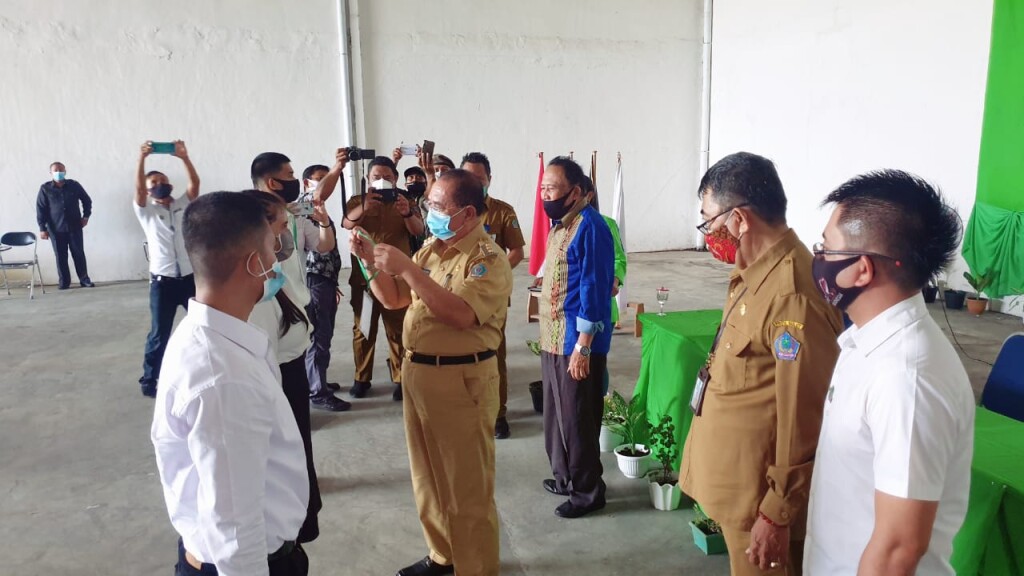 Pjs Walikota Bitung, Edison Humiang, membuka Bimentalsik BLCC, Senin (19/10) di Aula kampus BLCC.