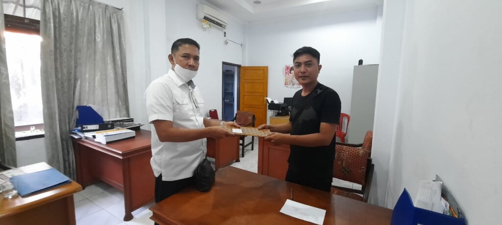 Anggota DPRD Kota Bitung, Yondries Kansil, masukan permintaan paripurna hak angket, Selasa (27/10) di ruang administrasi pimpinan DPRD Kota Bitung.