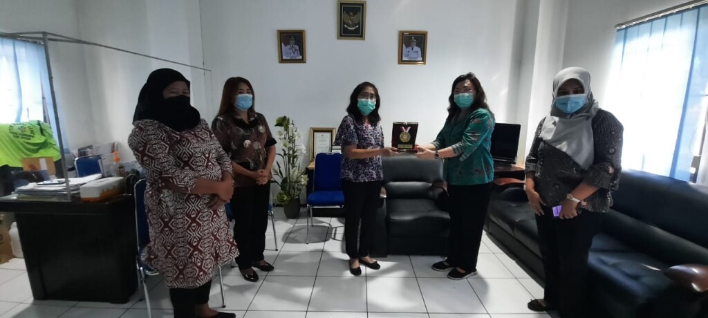 Kepala Dinas Kesehatan, dr Jeaneste Watuna, menerima Penghargaan Berkelannjutan STBM Kabupaten/Kota STOP BABS/ODF 100% Tahun 2020, Jumat (13/11) di ruang kerjanya