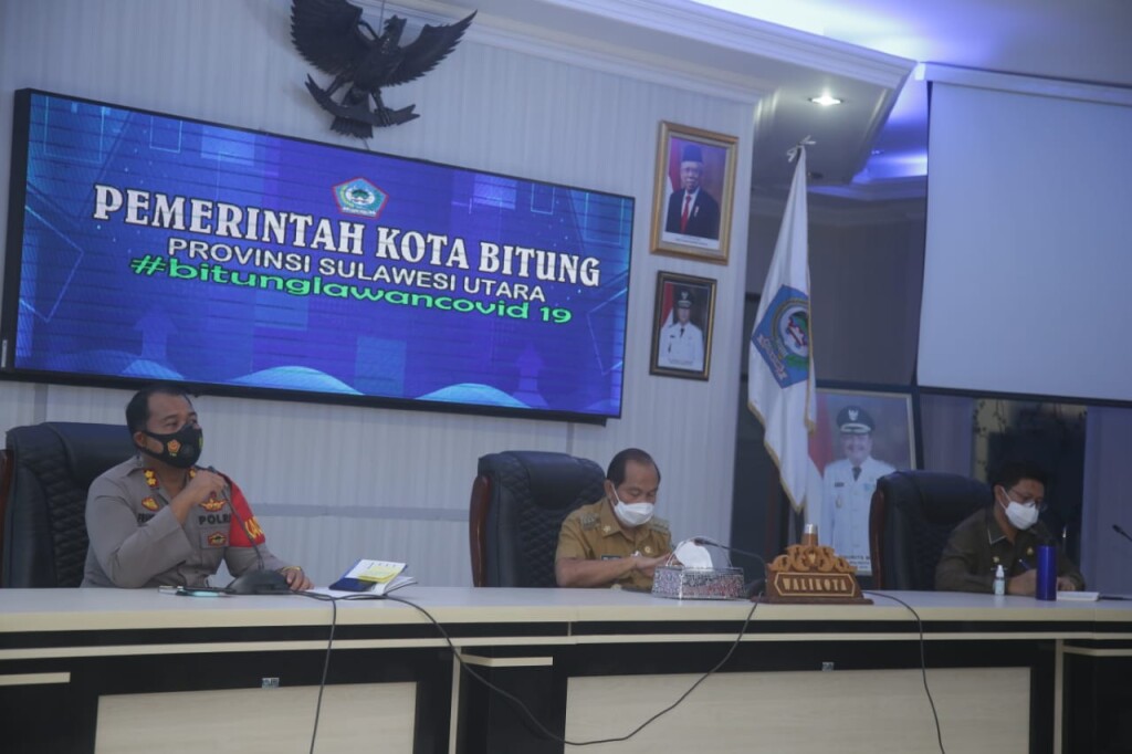 Wali Kota Bitung, Max J Lomban, memimpin rapat pencegahan penyebaran Covid-19, Senin (28/12) di ruang rapat lantai 4 Kantor Wali Kota Bitung. Foto : Yappi