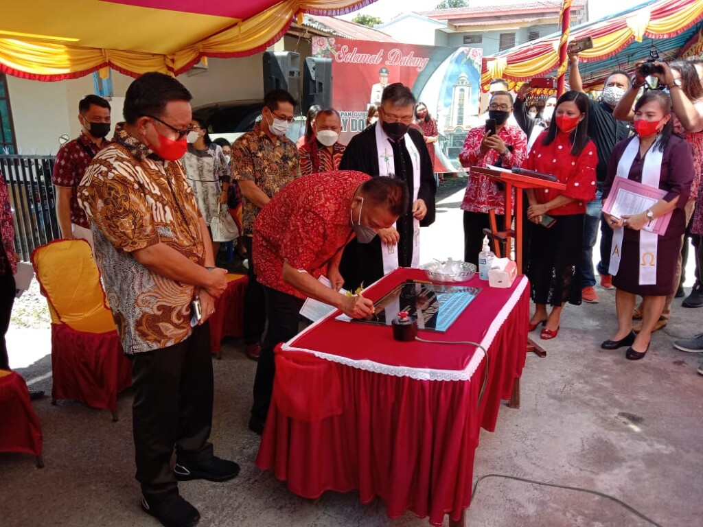 Gubernur Sulut, Olly Dondokambey, membuka pintu GMIM Citra Anugerah, Minggu (18/4).