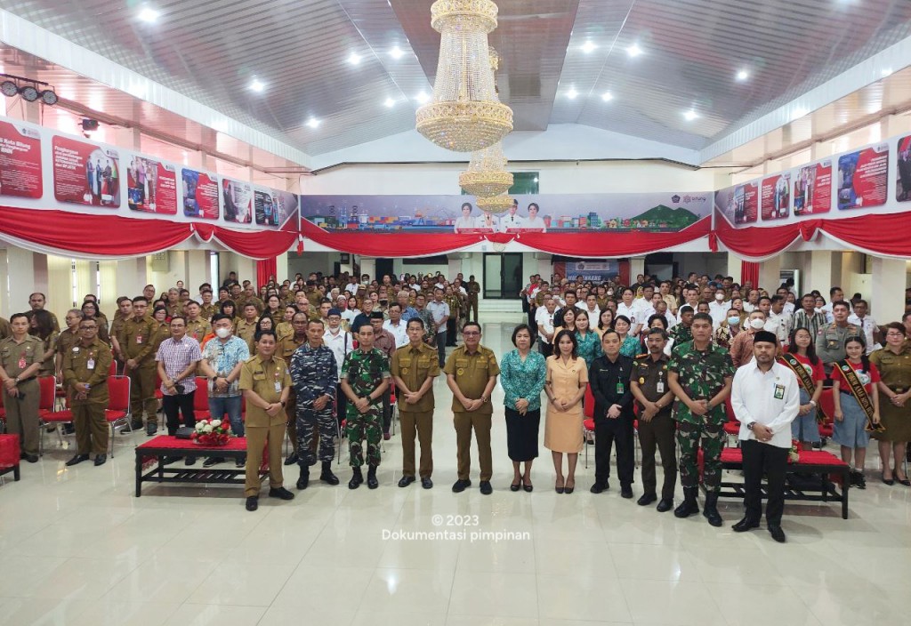 Walikota foto bersama peserta Musrenbang usai membuka kegiatan tersebut